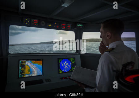 Ein Mitglied der Royal Navy im Brückensimulator für kleine Schiffe und U-Boote in einer Trainingseinrichtung im HM Naval Base Clyde, auch bekannt als Faslane, vor einem Besuch von Verteidigungsminister Michael Fallon. Stockfoto