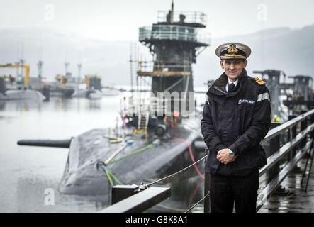 Der Konteradmiral der U-Boote und der stellvertretende Marinechef John Weale mit dem U-Boot HMS Vigilant der Vanguard-Klasse, einem der vier nuklearen Kriegsheadtragenden U-Boote des Vereinigten Königreichs, am HM Naval Base Clyde, auch bekannt als Faslane, vor einem Besuch von Verteidigungsminister Michael Fallon. Stockfoto