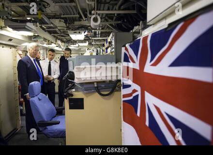 Verteidigungsminister Michael Fallon im Raketenkontrollzentrum während eines Besuchs des U-Bootes HMS Vigilant der Vanguard-Klasse, eines der vier nuklearen Kriegskopfunterseeboote des Vereinigten Königreichs, auf dem HM Naval Base Clyde, auch bekannt als Faslane, in Schottland. Stockfoto