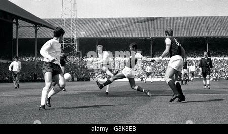 Tottenham Hotspur Mitte-vorne Saul (Mitte) durch Cushley (dunkles Hemd), die West Ham United Mitte-Hälfte herausgefordert, in der First Division Spiel in White Hart Lane. Auf der rechten Seite ist Bobby Moore (No.6), der West Ham links-Hälfte und Kapitän. Stockfoto