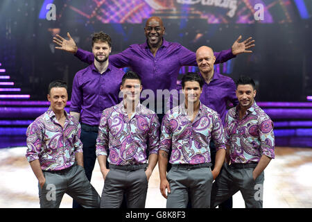 Kevin Clifton, Jay McGuinness, Aljaz Skorjanec, Ainsley Harriott, Gleb Savchenko, Jake Wood und Giovanni Pernice posieren für ein Foto während der Strictly Come Dancing Live Tour 2016 Fotocall in der Barclaycard Arena, Birmingham. DRÜCKEN SIE VERBANDSFOTO. Bilddatum: Donnerstag, 21. Januar 2016. Bildnachweis sollte lauten: Joe Giddens/PA Wire Stockfoto