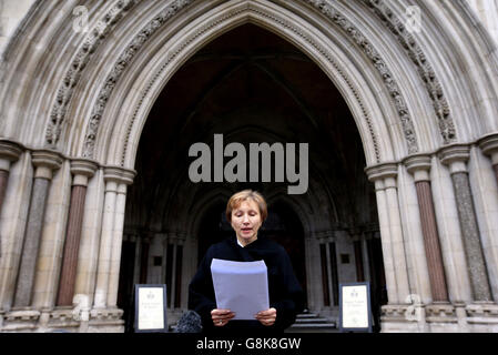 Marina Litwinenko, die Frau des ehemaligen russischen Spions Alexander Litwinenko, spricht mit den Medien außerhalb des Royal Courts of Justice, London, wo die Ergebnisse der Untersuchung seines Todes aufgedeckt wurden. Stockfoto