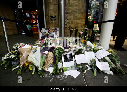 Tribute an Alan Rickman, der Severus Snape gespielt hat, werden außerhalb des Harry Potter Shops, neben Platform 9 3/4 an der Kings Cross Station in London, gelassen. Stockfoto