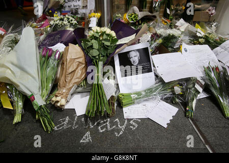 Tribute an Alan Rickman, der Severus Snape gespielt hat, werden außerhalb des Harry Potter Shops, neben Platform 9 3/4 an der Kings Cross Station in London, gelassen. Stockfoto