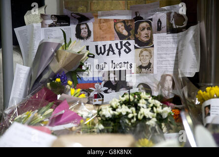 Tribute an Alan Rickman, der Severus Snape gespielt hat, werden außerhalb des Harry Potter Shops, neben Platform 9 3/4 an der Kings Cross Station in London, gelassen. Stockfoto