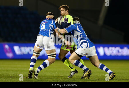 Sale Sharks' Danny Cipriani wird von Newport Gwent Dragons' Phil Price (rechts) und Rynard Landman (links) während des European Challenge Cup, Pool Two Match im AJ Bell Stadium, Salford, angegangen. Stockfoto