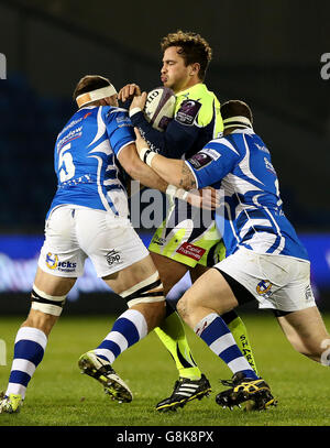 Sale Sharks' Danny Cipriani wird von Newport Gwent Dragons' Phil Price (rechts) und Rynard Landman (links) während des European Challenge Cup, Pool Two Match im AJ Bell Stadium, Salford, angegangen. Stockfoto