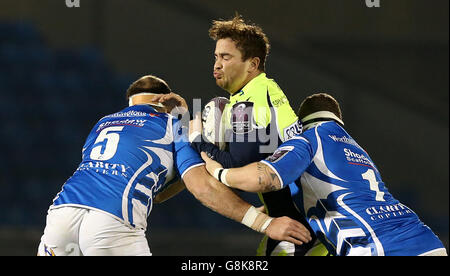 Sale Sharks' Danny Cipriani wird von Newport Gwent Dragons' Phil Price (rechts) und Rynard Landman (links) während des European Challenge Cup, Pool Two Match im AJ Bell Stadium, Salford, angegangen. Stockfoto