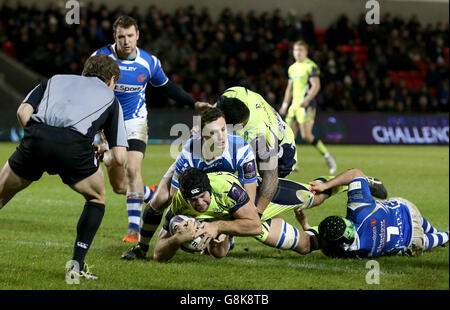 Sale Sharks' Josh Beaumont versucht sich während des European Challenge Cup, Pool Two Match im AJ Bell Stadium, Salford, gegen Newport Gwent Dragons. Stockfoto