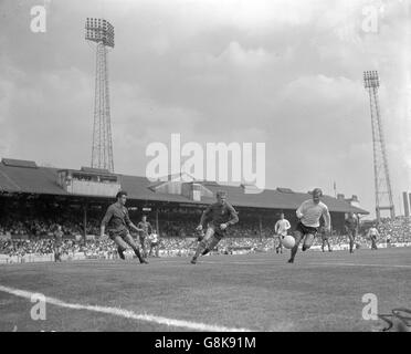 Chelsea-Torwart Peter Bonetti (l) beobachtet als Teamkollege Jim Thomson (c) und Fulhams John Ryan (r) jagen den Ball über Die Box Stockfoto