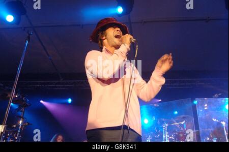 Jay Kay - Sony Ericsson W800i Walkman Phone starten - Shephards Bush Pavillon Stockfoto