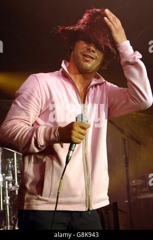 Jay Kay - Sony Ericsson W800i Walkman Phone starten - Shephards Bush Pavillon Stockfoto