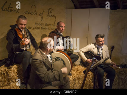 Die Borland Ceilidh Band spielt im Burns Cottage in Alloway, Schottland, wo der schottische Dichter Robert Burns geboren wurde, vor den Feierlichkeiten der Burns Night. Stockfoto