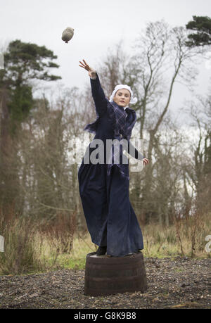 Rebekah McGinn, in einem späten 18. Jahrhundert Kostüm gekleidet, nimmt an der 1759 World Haggis Hurling Championship 2015 im Burns Cottage in Alloway, Schottland, Teil, wo der schottische Dichter Robert Burns geboren wurde, vor den Burns Night Feiern. Stockfoto