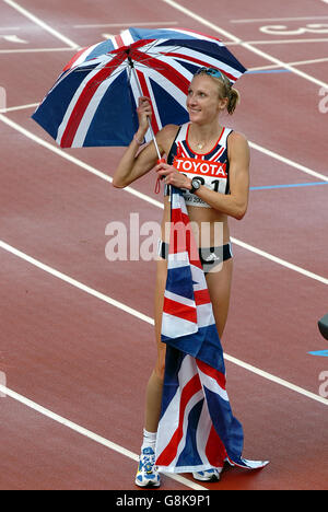 Leichtathletik - IAAF Leichtathletik-Weltmeisterschaften - Helsinki 2005 - Olympiastadion. Die britische Paula Radcliffe feiert den Sieg beim Marathon Stockfoto