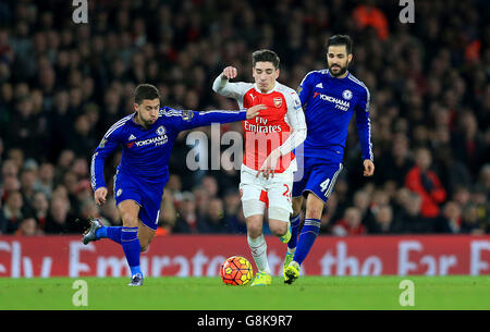 Chelsea's Eden Hazard (links) und Cesc Fabregas (rechts) kämpfen während des Barclays Premier League-Spiels im Emirates Stadium, London, um den Ball mit Hector Bellerin von Arsenal. DRÜCKEN Sie VERBANDSFOTO. Bilddatum: Sonntag, 24. Januar 2016. Siehe PA Geschichte FUSSBALL Arsenal. Bildnachweis sollte lauten: Adam Davy/PA Wire. Stockfoto