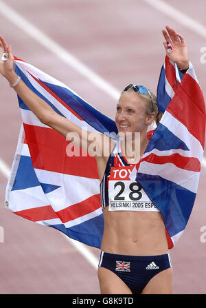 Leichtathletik - IAAF Leichtathletik-Weltmeisterschaften - Helsinki 2005 - Olympiastadion. Die britische Paula Radcliffe feiert den Sieg beim Womens Marathon. Stockfoto