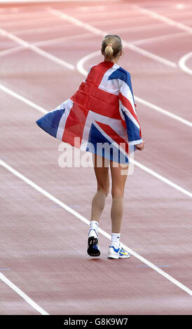 Leichtathletik - IAAF Leichtathletik-Weltmeisterschaften - Helsinki 2005 - Olympiastadion. Die britische Paula Radcliffe feiert den Sieg beim Womens Marathon. Stockfoto