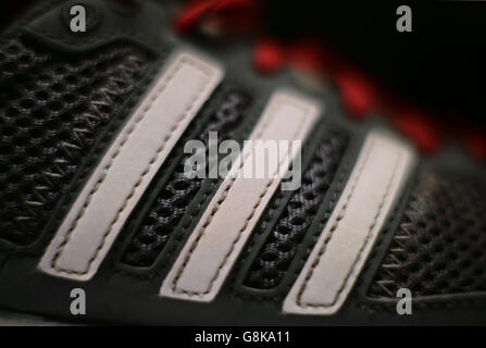 Der Adidas drei Streifen auf einem Paar Laufschuhe, London, denn es wurde berichtet, dass das deutsche Sportbekleidungsunternehmen seinen Sponsorenvertrag mit dem Internationalen Leichtathletik-Verband (IAAF) vier Jahre früher beendet hat. Stockfoto