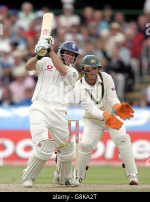 Der Engländer Andrew Strauss fährt eine Lieferung aus dem australischen Shane Warne. Stockfoto