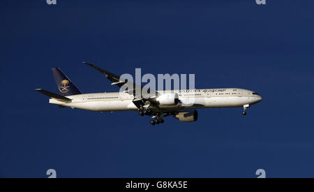 Flugzeug Stock - Flughafen Heathrow. Eine Boeing 777-368(er) von Saudi Arabian Airlines mit der Registrierung HZ-AK21 landet in Heathrow Stockfoto