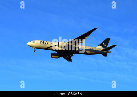 Ein Flugzeug der PIA Pakistan International Airlines Boeing 777-240(er) mit dem Registrierung AP-BHX landet in Heathrow Stockfoto