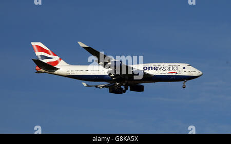 Flugzeug Stock - Flughafen Heathrow. Eine Boeing 747-436 von British Airways mit der Registrierung G-CIVD landet in Heathrow Stockfoto