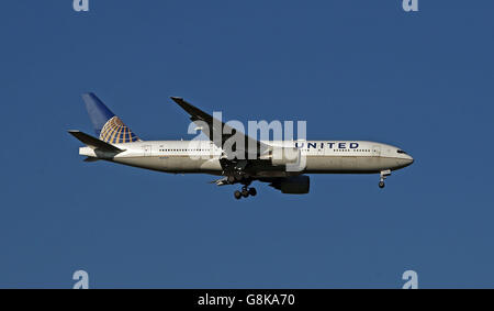 Ein Flugzeug der United Airlines Boeing 777-222(er) mit der Registrierung N206UA Landet in Heathrow Stockfoto