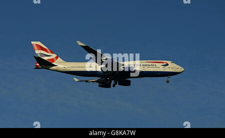 Flugzeug Stock - Flughafen Heathrow. Eine Boeing 747-436 von British Airways mit der Registrierung G-CIVA landet in Heathrow Stockfoto