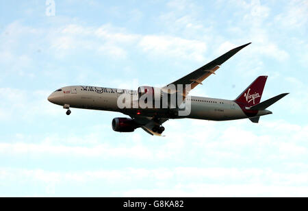 Ein Virgin Atlantic Airways Boeing 787-9 Dreamliner-Flugzeug mit dem Registrierung G-JAWS landet in Heathrow Stockfoto