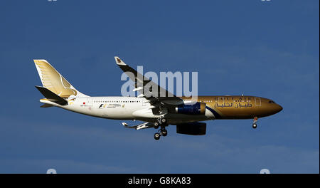 Flugzeug Stock - Flughafen Heathrow. Ein Airbus A330-243 von Gulf Air mit der Registrierung A9C-KA landet in Heathrow Stockfoto