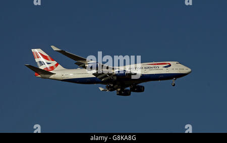 Eine Boeing 747-436 von British Airways mit der Registrierung G-CIVG Landet in Heathrow Stockfoto