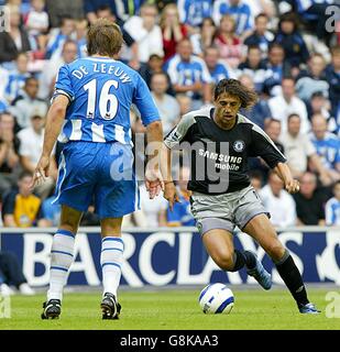 Hernan Crespo von Chelsea tritt gegen Arjan De Zeeuw von Wigan Athletic an. Stockfoto