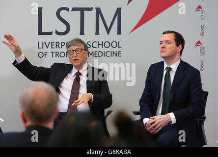 Schatzkanzler George Osborne (rechts) und Mitbegründer von Microsoft Bill Gates bei einem Besuch der Liverpool School of Tropical Medicine in Liverpool, während sie sich zusammenschließen, um Malaria zu bekämpfen. Stockfoto