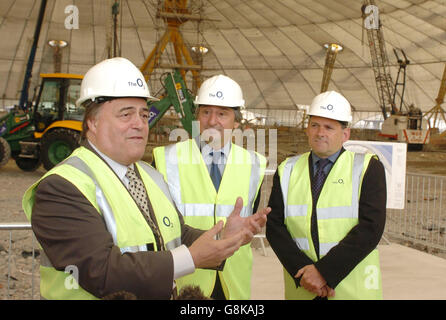 Der stellvertretende Premierminister John Prescott (links), der Londoner Minister Jim Fitzpatrick (Mitte) und eine unbenannte Person untersuchen die Bauarbeiten auf dem Gelände von „The O2“, früher bekannt als Millennium Dome. Stockfoto