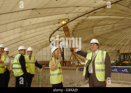 Der stellvertretende Premierminister John Prescott inspiziert die Bauarbeiten auf dem Gelände des "O2", früher bekannt als Millennium Dome. Stockfoto