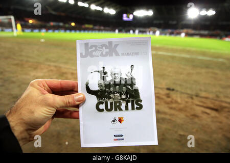 Swansea City / Watford - Barclays Premier League - Liberty Stadium. Ein Blick auf das Spieltag-Magazin mit Alan Curtis an der Front während des Spiels der Barclays Premier League im Liberty Stadium, Swansea. Stockfoto