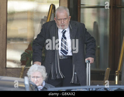 Der Anästhesist Errol Cornish verlässt das Londoner Crown Court, London, als die strafrechtliche Verfolgung eines NHS-Trusts und eines Arztes vor Gericht zusammengebrochen ist, wobei Richter Coulson angeordnet hat, dass beide für nicht schuldig befunden werden. Stockfoto