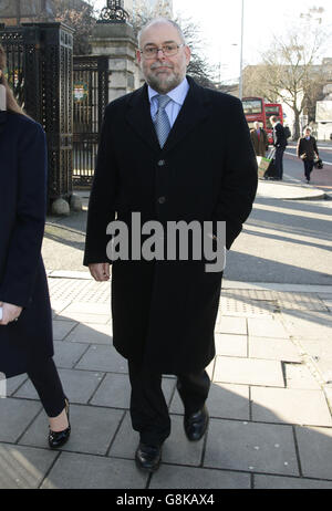 Glenn Douglas, Chief Executive von Maidstone und Tunbridge Wells NHS Trust, verließ das Crown Court in London, als die Totschlag-Verfolgung des NHS-Trusts und ein Arzt vor Gericht zusammengebrochen sind.Richter Coulson ordnete an, dass beide für nicht schuldig befunden werden. Stockfoto