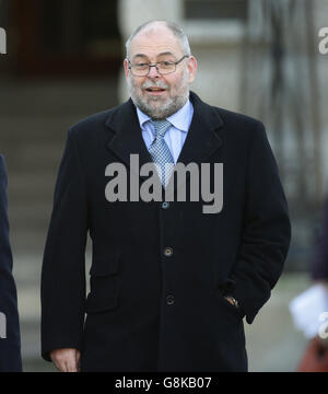 Glenn Douglas, Chief Executive von Maidstone und Tunbridge Wells NHS Trust, verließ das Crown Court in London, als die Totschlag-Verfolgung des NHS-Trusts und ein Arzt vor Gericht zusammengebrochen sind.Richter Coulson ordnete an, dass beide für nicht schuldig befunden werden. Stockfoto