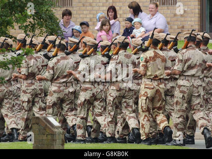 Irakische Soldaten während einer Parade in Brecon, Mitte Wales. Verteidigungsminister Adam Ingram erhielt heute einen Gruß der ersten irakischen Soldaten, die im Vereinigten Königreich ausgebildet wurden, um in den neuen Sicherheitskräften des Landes zu dienen. Nach einer Reihe arabischer Befehle marschierten die 35 Offiziere und nicht-beauftragten Offiziere zum sonnengebackenen Paradeplatz für ihre vorbeiziehende Parade. Der stellvertretende Stabschef der irakischen Streitkräfte, Generalleutnant Nasier Al Abadi, war ebenfalls anwesend, um ihren Gruß zu empfangen. Stockfoto