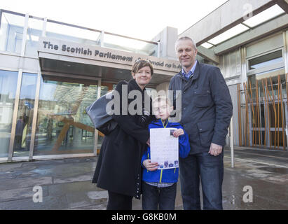 Michael Young, der an Duchenne-Muskeldystrophie leidet, sendet einen Brief an das schottische Parlament in Edinburgh, Schottland, in dem er den Zugang des Gesundheitsdienstes zu Medikamenten fordert. Stockfoto