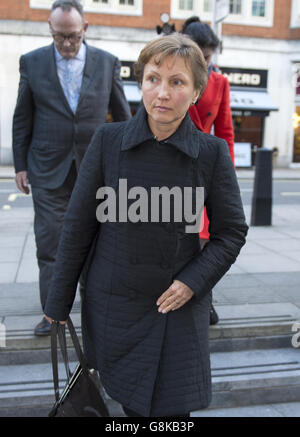 Marina Litwinenko, die Frau des ehemaligen russischen Spions Alexander Litwinenko, kommt im Londoner Innenministerium zu einem Treffen mit Innenministerin Theresa May an. Stockfoto