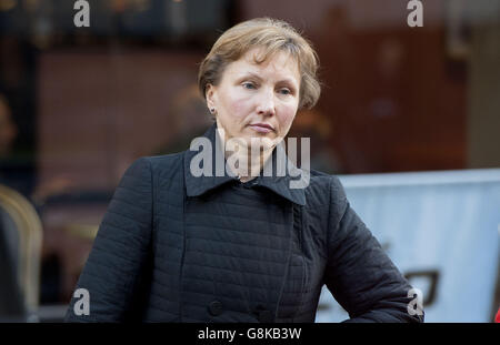 Marina Litwinenko, die Frau des ehemaligen russischen Spions Alexander Litwinenko, kommt im Londoner Innenministerium zu einem Treffen mit Innenministerin Theresa May an. Stockfoto