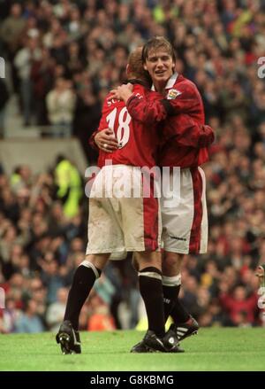 David Beckham von Manchester United (rechts) gratuliert Torschütze Paul Scholes (links) Stockfoto