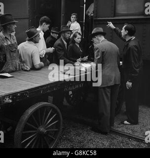 Menschen Sie Boarding Zug für Batavia, New York, wo sie mit Ernte, Richwood, West Virginia, USA, John Collier für Farm Security Administration, September 1942 hilft Stockfoto