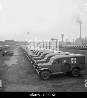 Reihen der Armee Krankenwagen, Chrysler Corporation Dodge Truck Anlage, Detroit, Michigan, USA, Arthur S. Siegel für Büro der Krieg-Informationen, August 1942 Stockfoto