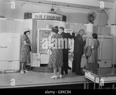 Kaufen Kühlschränke, Crowley-Milner-Kaufhaus, Detroit, Michigan, USA, Arthur S. Siegel für Büro der Krieg-Informationen, Juli 1941 Stockfoto