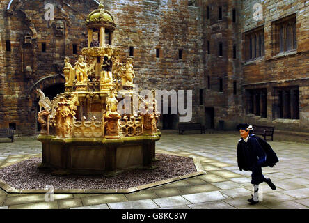 Craig Stevens, ein junger Fremdenführer, läuft um den ältesten noch erhaltenen Brunnen Großbritanniens im Linlithgow Palace in der Nähe von Edinburgh. Im Jahr 1537 von James V. in Auftrag gegeben, wurde es während eines fünfjährigen Projekts von Historic Scotland restauriert. Stockfoto