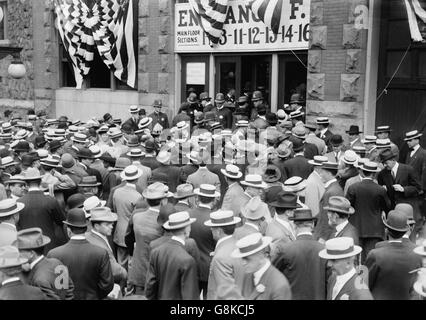 Publikum stehen am Eingang zum Kolosseum während Republican National Convention, Chicago, Illinois, USA, Bain Nachrichtendienst, Juni 1912 Stockfoto